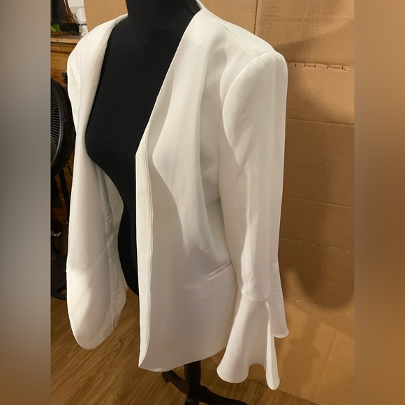 White Blazer with Bell Sleeves and Open Front - Picture 6 of 7
